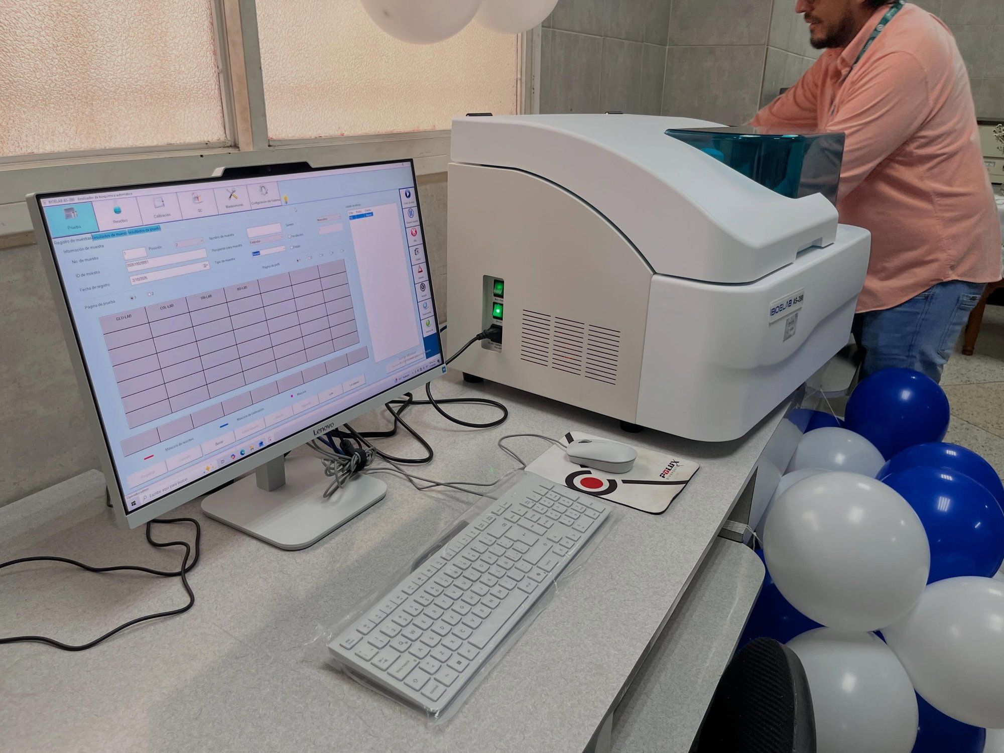 El nuevo analizador de química sanguínea junto a la computadora que procesa los resultados