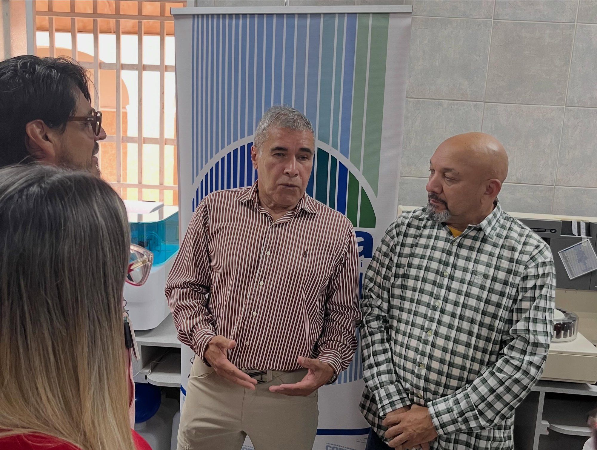 Asistentes conversan durante el acto de reapertura