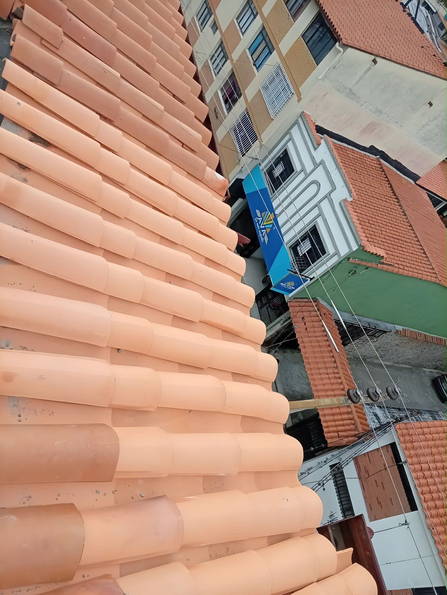 Tejas nuevas en el techo del Edificio Eva